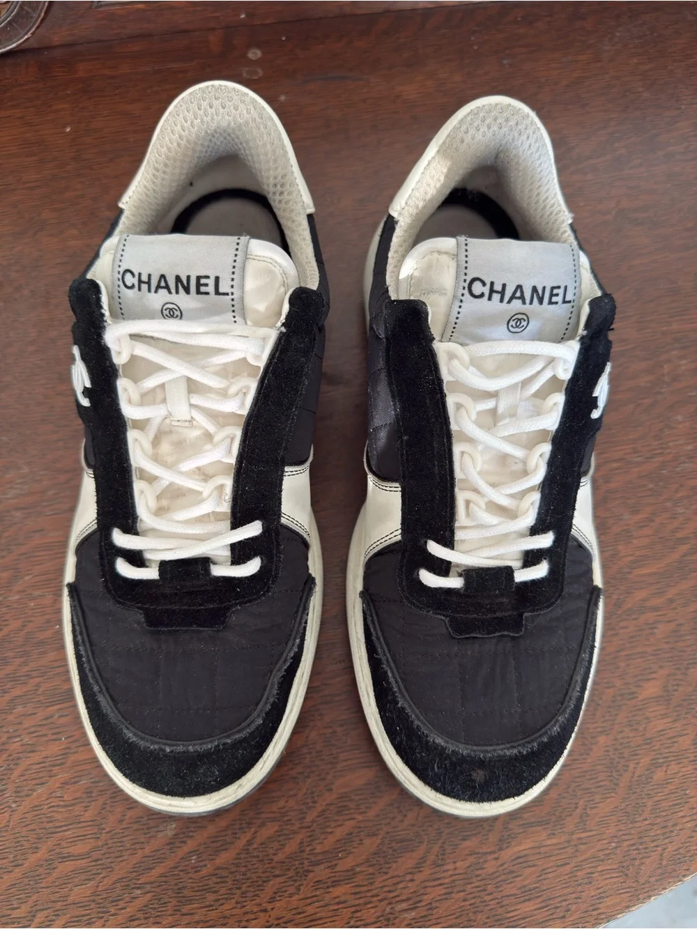 Chanel 2023 CC Logo Low-Top Sneakers Black White Suede Size 39 Authentic